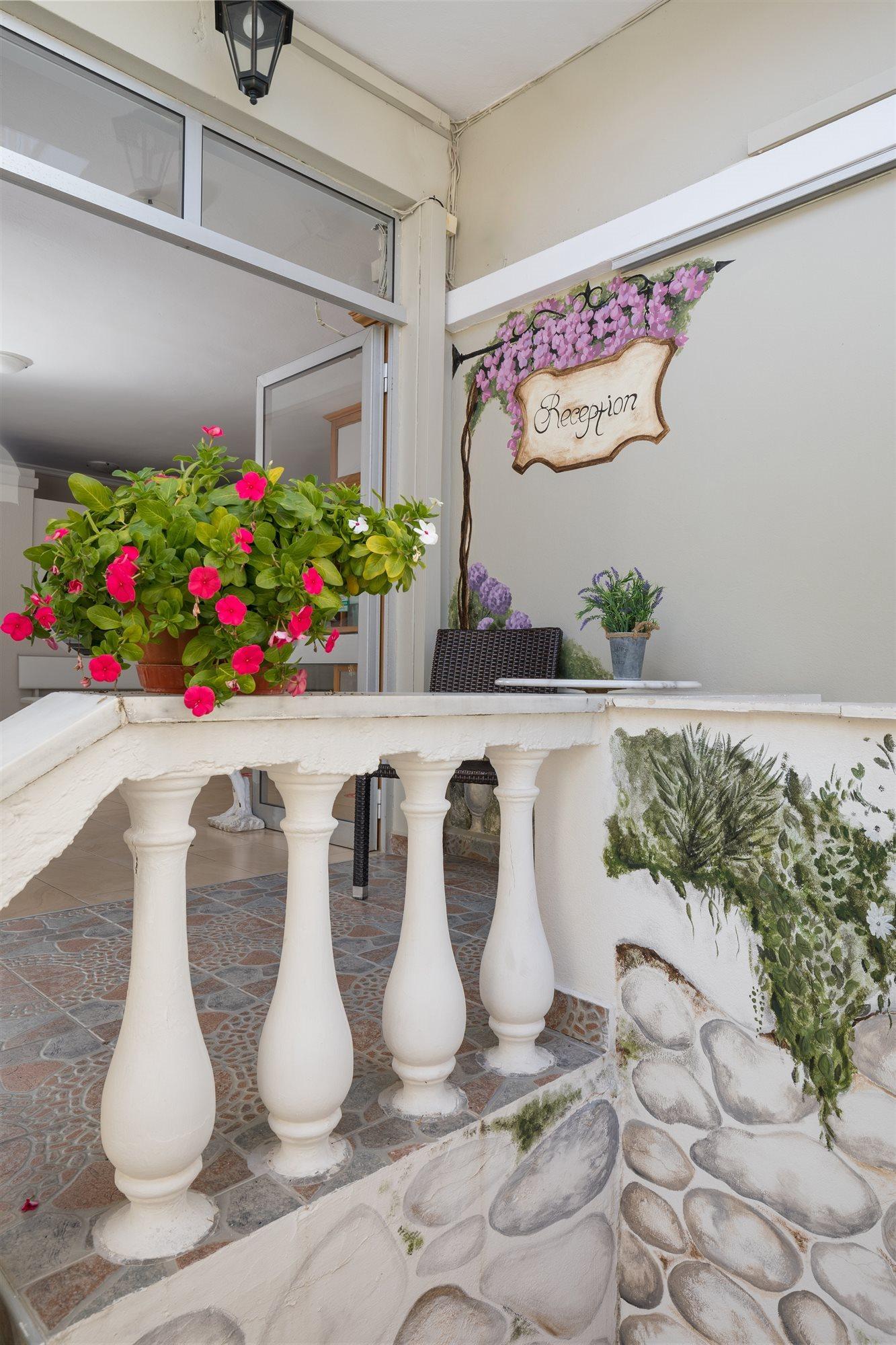 Bella Vista Beach Hotel And Studios Бенитсес Экстерьер фото